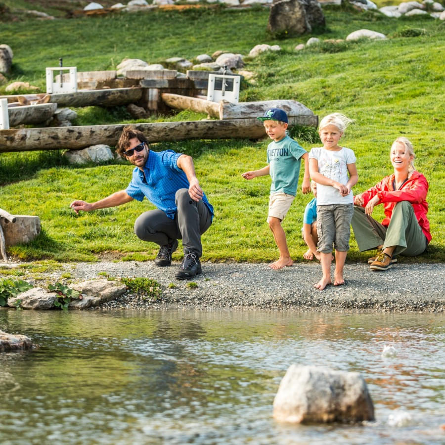 steinehuepfen-am-filzalmsee-in-brixen-im-thale