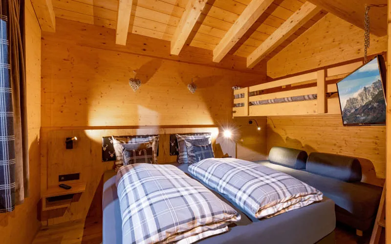 narzenhof_baernstetten_31_st_johann_12_2024_chalet_bergblick_schlafzimmer.jpg