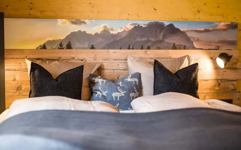 natzenhof_st_johann_chalet_bergblick_schlafzimmer_detail.jpg