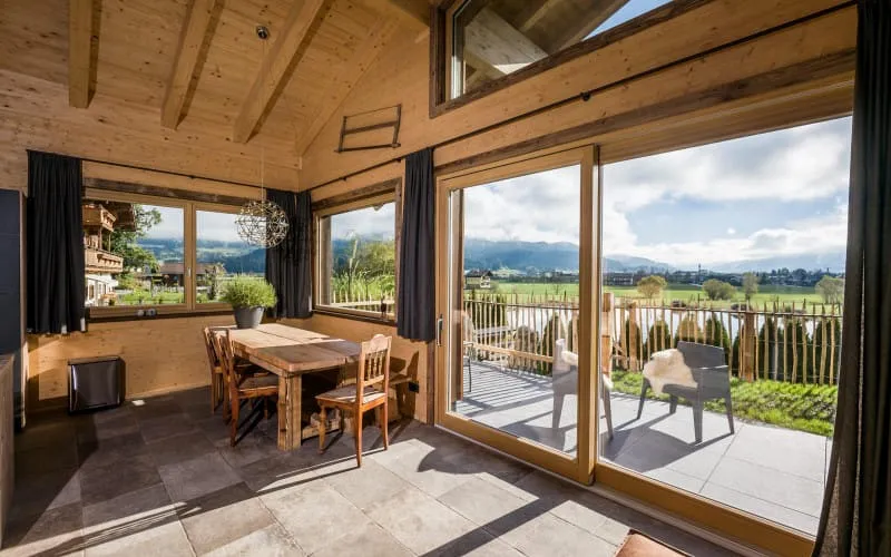 natzenhof_st_johann_chalet_seeblick_wohnzimmer_esstisch.jpg